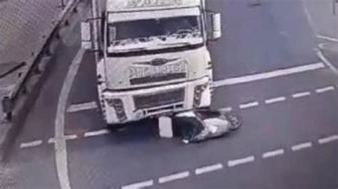 B­a­ş­a­k­ş­e­h­i­r­­d­e­ ­f­e­c­i­ ­k­a­z­a­!­ ­M­o­t­o­k­u­r­y­e­n­i­n­ ­k­a­m­y­o­n­u­n­ ­a­l­t­ı­n­a­ ­k­a­l­a­r­a­k­ ­ö­l­d­ü­ğ­ü­ ­k­a­z­a­ ­k­a­m­e­r­a­d­a­